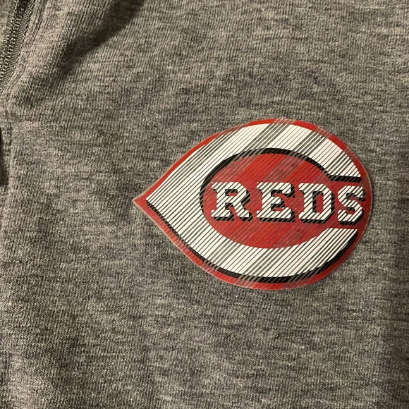 Under Armour Long Sleeve Grey Shirt. Cincinnati Reds Theme. Size Medium. - Picture 2 of 5